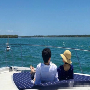 袁咏仪晒与张智霖海边度假照 网友调侃：没空买包了