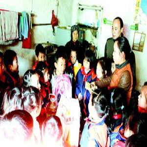 教育时评：家长千里迢迢陪读怪谁？