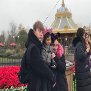 贾乃亮一家甜蜜游迪士尼 萌宝甜馨读国际学校