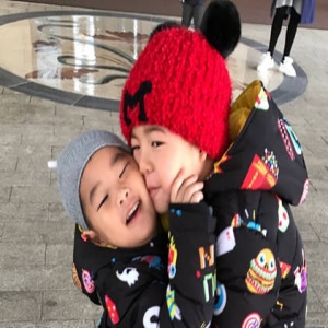 宠弟狂魔！安吉和小鱼儿牵手出游 贴脸亲亲感情好