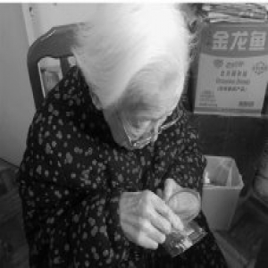 九旬夫妻一同住院却无法相见续：夫妻动人一握成永别