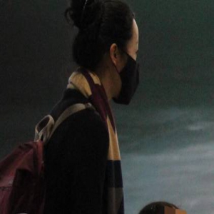 韩雪紧牵小女孩快速离开机场 疑似隐婚被曝光