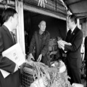 农妇与老人一夜情获几千 让女儿扮警察敲诈近百万