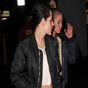 新恋情？暮光女搭上维密天使 穿着帅气痞味十足