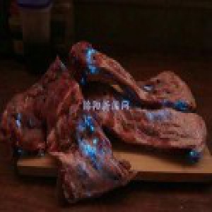 女子肉铺买排骨带回家 猪肉夜里泛出蓝光