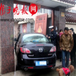 厉害了！江苏一司机大白天驾车冲进居民家中