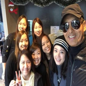 好男人！周润发精心为妻子庆生 遇年轻粉丝开心合影