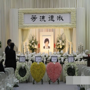 最小胞妹“十三姑娘”病逝 赌王行动不便送花圈悼念(图)