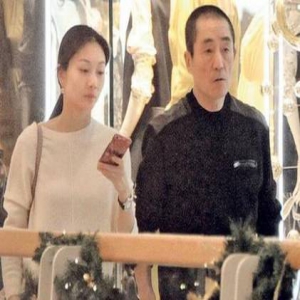 张艺谋陪太太香港购物 全程拎包有说有笑