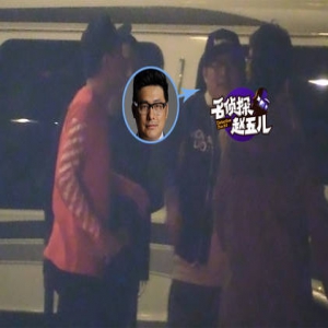 王岳伦会友美女作陪 开心喝大被扶上车(图)