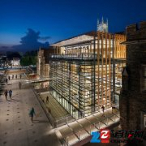 杜克大学这个大玻璃房，像是给学生搭了一个美食市集