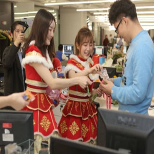 BEJ48突袭凤凰网！美少女变吃货“抢”员工辣条