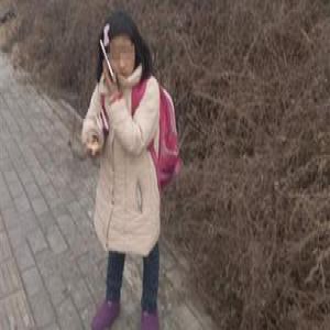 作业没做完被罚走路上学 小学生躲草丛睡一夜