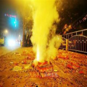 双节临近管控加强 沪市民主动上交价值千余元烟花