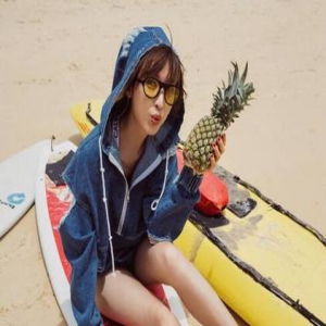 张俪开启度假模式 大玩下衣失踪险失守(图)