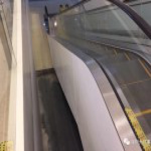 吓坏了！12岁小女孩在商场玩耍 从2米高电梯摔下