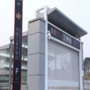 郑州地铁站名之争持续 上演“撕”与“贴”的拉锯战