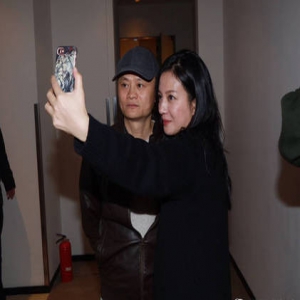 王菲与窦靖童世纪合唱 搂两个女儿合照好温馨(图)