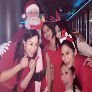 钟丽缇活动太丰富：唱K喝茶 还带女儿打保龄球