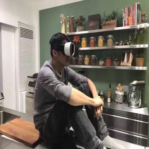 男友变迷弟！谢霆锋在家看王菲演唱会(图)