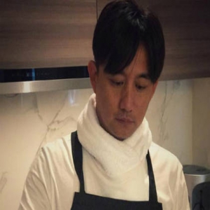 黄磊深夜做大餐 刀工了得眼神专注(图)