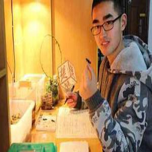 武汉一高校万元重奖大学生“网红”