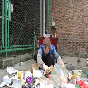 84岁退休老师捡废品30余年 攒来的钱全部捐学生