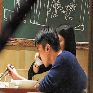 新年第一发狗粮来了！高圆圆赵又廷台湾同跨年