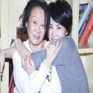 王菲素颜现身庆功宴 47岁的天后冻龄肌肤白嫩(图)