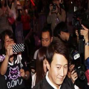 天王也被袭胸？黎明参加跨年倒数 粉丝伸手抓衣