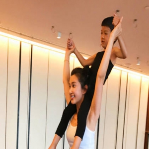 李冰冰带外甥练瑜伽 挑战高难度动作(图)