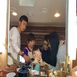 孙俪新年第一天继续开工 喝茶化妆读剧本(图)