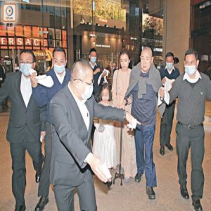 王的出巡！刘銮雄偕甘比女儿出行保镖开道(图)