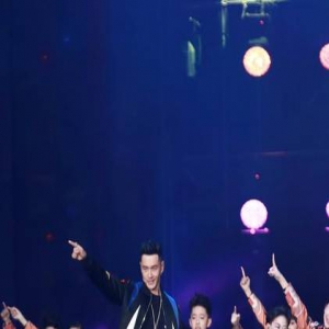 黄晓明跨年要求首位上台 为赶去陪老婆