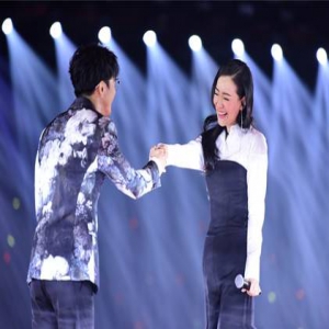 大魔王谭晶跨年首秀 牵手段子手薛之谦high到发烧