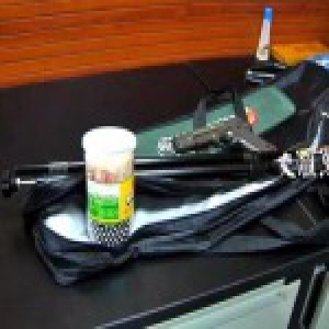 男子想进监狱躲高利贷债务 持假枪抢劫棋牌室被拘