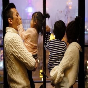 邓超一家四口看夜景，小花妹妹又“欺负”爸爸了…