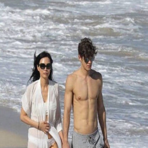 邓文迪的狗粮并非励志佳品，傻姑娘别把她当成梦想