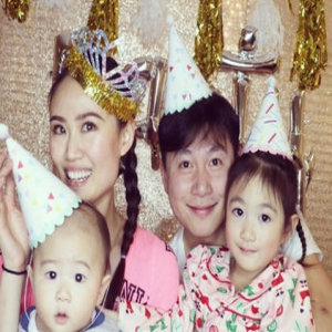 李小鹏娇妻晒合影迎新年 一家四口越长越像