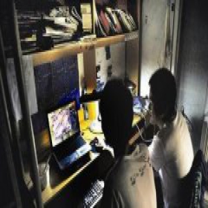 男孩玩游戏被爸爸打 爷爷心疼：我也打我儿子