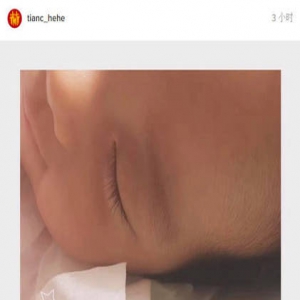 陈赫晒女儿正脸照片 小公主长睫毛十分抢镜