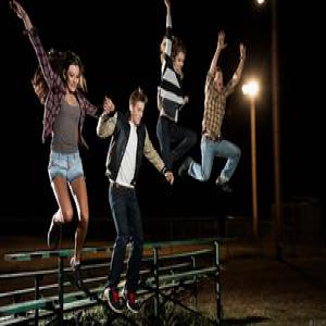 元旦来首歌曲吧：点点星光照亮回家的路