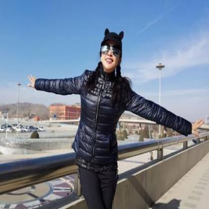 刘晓庆戴猫耳帽卖萌 晒着太阳开心地跳起了舞(图)