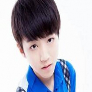 王俊凯向粉丝挥手 男饭激动高呼：他跟我打招呼了！