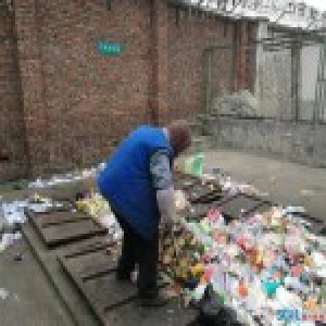 84岁退休老师凌晨出门捡废品 卖钱为捐助学生