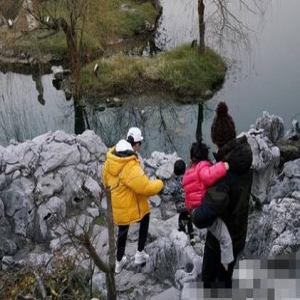 孙俪一家四口出游 小花妹妹确定是梳了头发出门的？