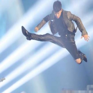 张杰腾空“跨年”幅度太大 网友：你这是要跨到2018？