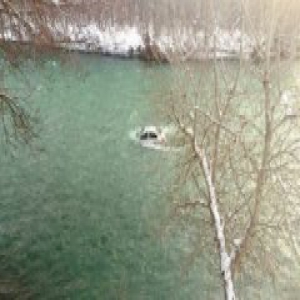 轿车失控坠冰河，车上五人全获救