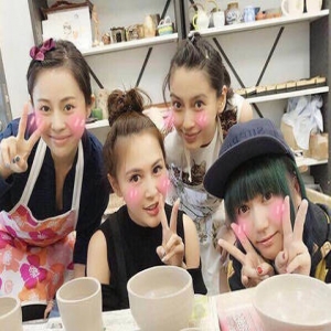 素颜也很美！Angelababy香港待产 与闺蜜做陶器(图)