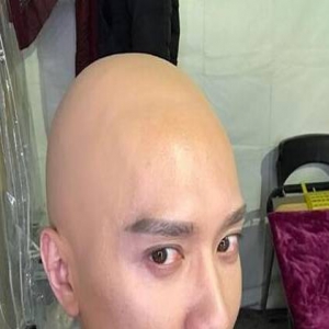 冯绍峰新造型“亮”了 发近照祝大家“圆蛋快乐”